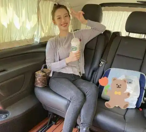 郎朗妻子吉娜产后晒照,丸子头细腰长腿瘦如纸片人!尽显精致时尚