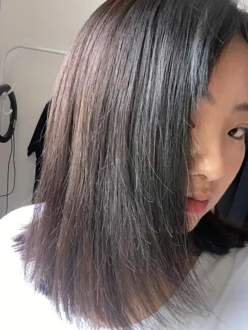 染黑后一个月,头发颜色掉成这个样子,太丑了,我都不敢拍照了,怎么弄