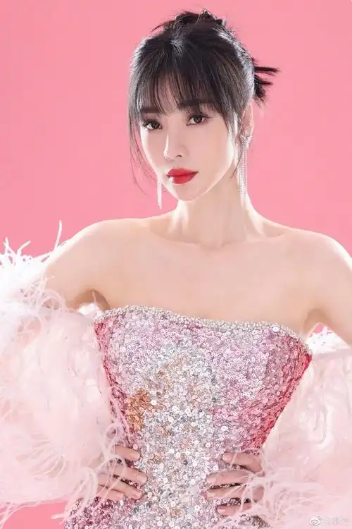 华表奖红毯#柳岩这身粉色礼服好看