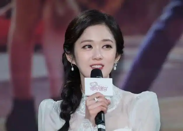 42岁张娜拉晒自拍视频波浪卷发好可爱笑容甜美状态佳