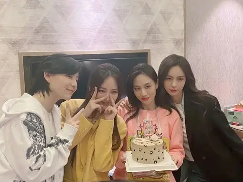 孟佳为王霏霏庆生 用心写藏头诗表白