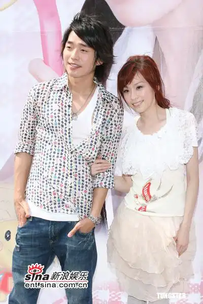 组图张栋梁王心凌跨公司合作两人合办签唱会