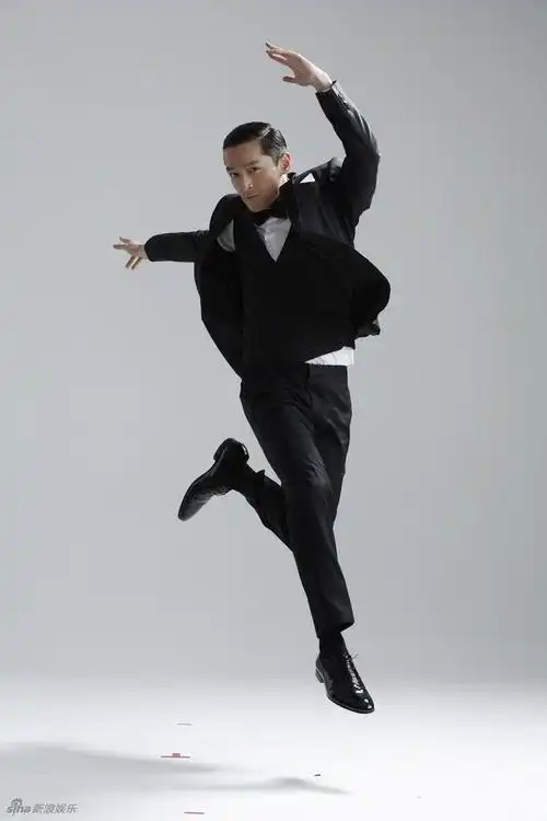 反差萌胡歌放飞自我拍大片满屏幕都是老胡的大长腿