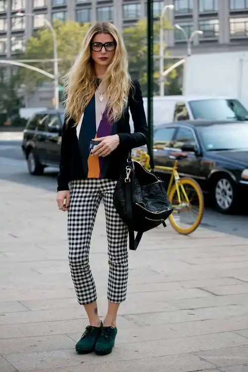 格子裤又重新流行了搭配什么上衣都很显瘦