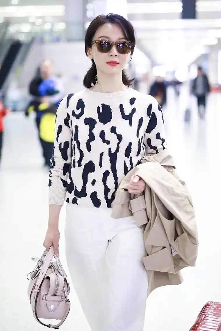 陈数简约穿搭演绎干练美,轻装上阵潇洒利落