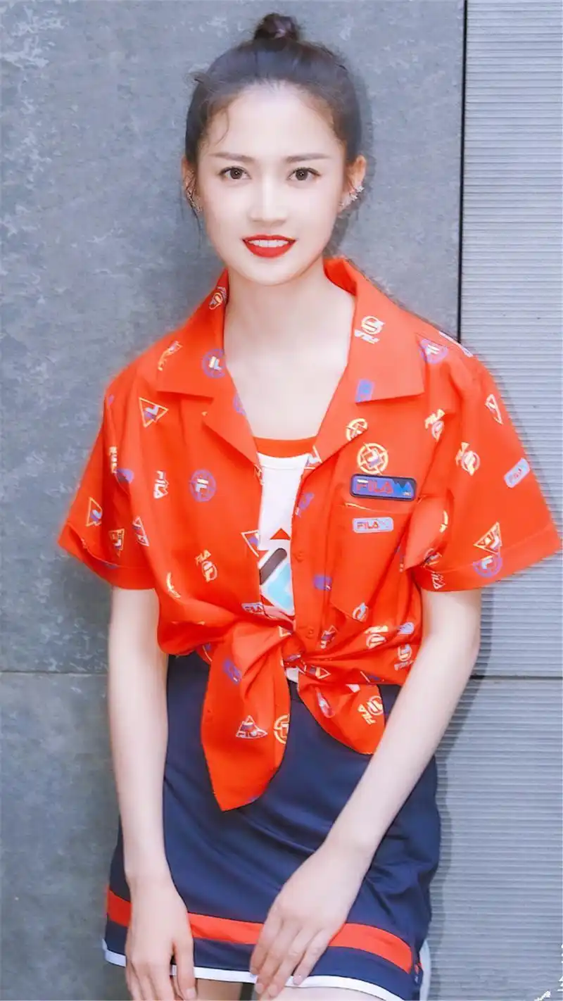 陈钰琪春夏私服穿搭写真,橘色衬衣搭配深蓝色短裙,尽显清甜气息