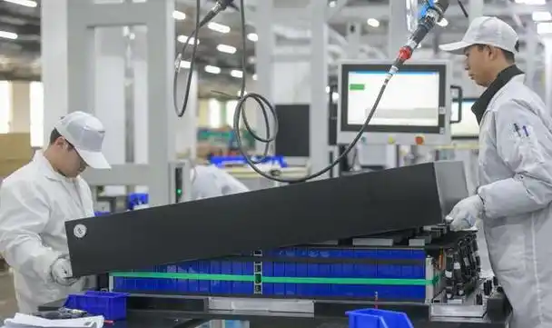 赣锋新型锂电池pack生产线忙交付国内最大固态电池生产基地现雏形