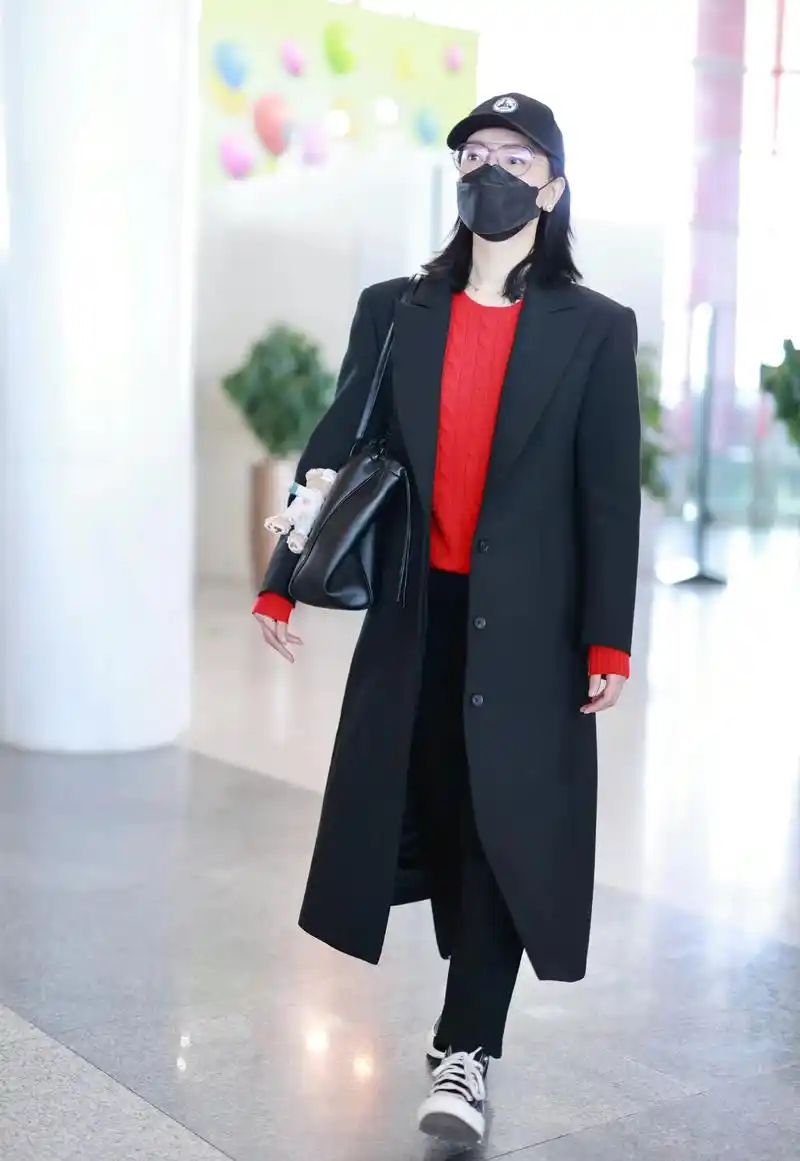 陈数现身机场,红色毛衣搭配黑色大衣,精致时髦又显气质!