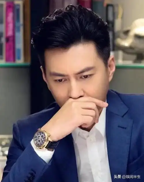 在我们的印象中,靳东似乎一直都是"精英"的形象,千年不变的"大背头"