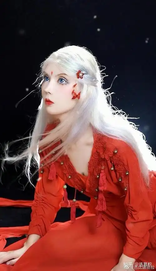 袁咏仪与迪丽拉合照显尴尬为变成真人芭比疯狂整容像黑山老妖