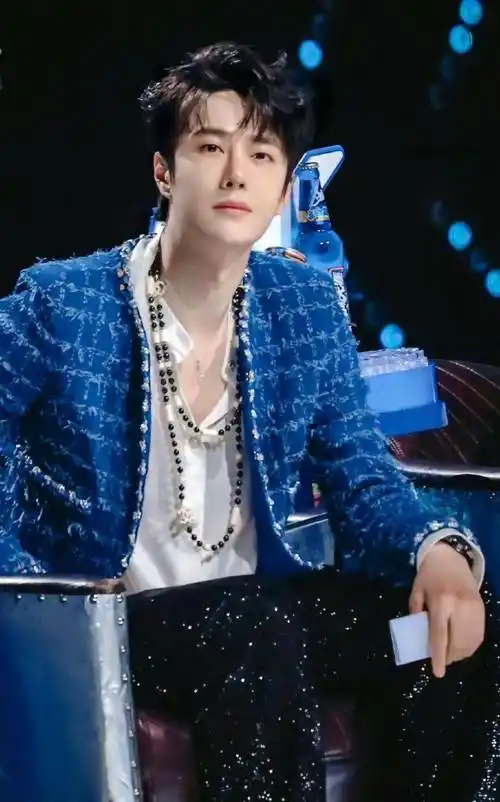 万万没想到,男人穿"小香风"比女人还惊艳,看王一博就知道了_风格_时尚