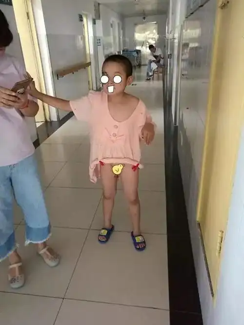 小男孩被家长带领着蹒跚移步,或是光着屁股,甚至是穿着不合性别裙子的