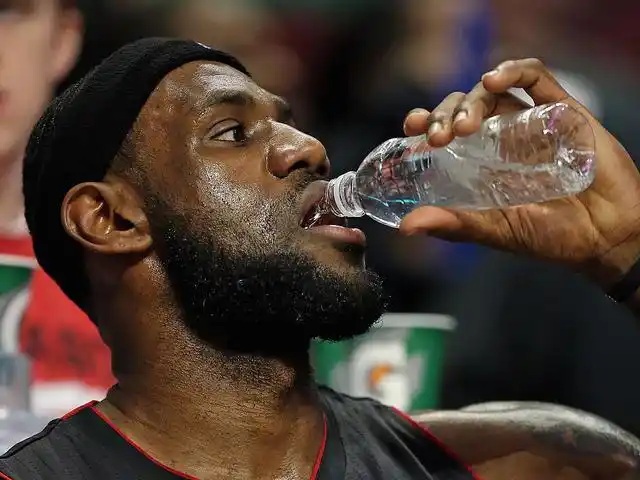 nba球员是怎么喝水的?姚明奥尼尔我忍了,此人竟然提起水桶就灌