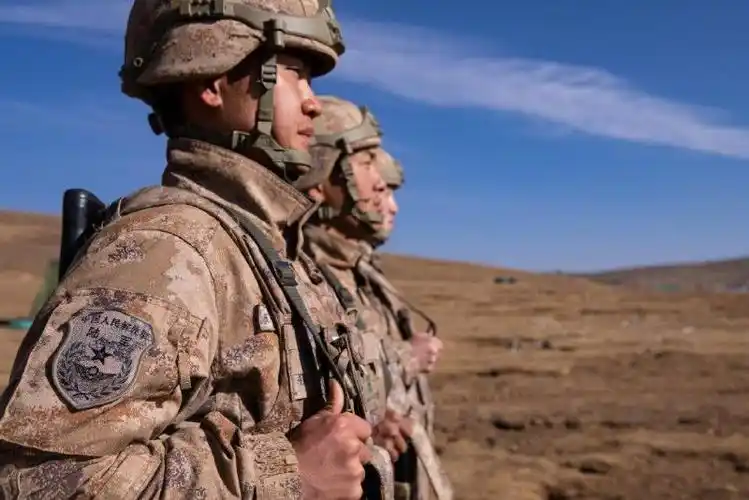 军事经中央军委批准全军从今冬起换发21式作训服和作业服