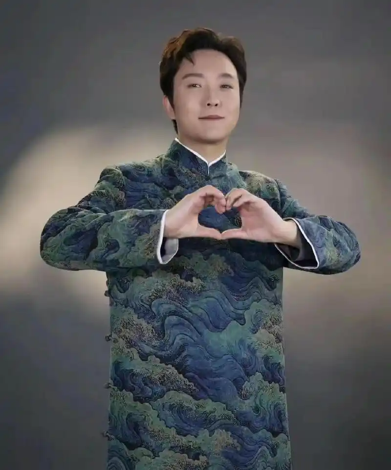 跌坛"小丑"李玉刚惹祸满天下,宽容世界终殆不再!