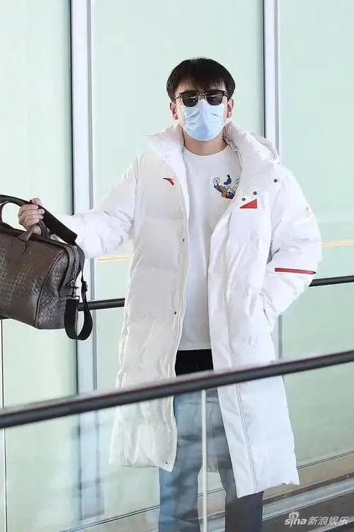 雷佳音身着白色羽绒服 帅气十足!