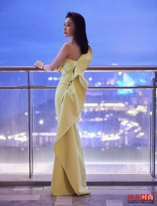 近日,李冰冰出席活动身穿柠檬黄礼服,侧身独特漂亮的剪裁,珠宝点缀得