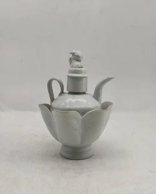 用金,银或瓷制成,另有注碗,注子可坐入注碗中.