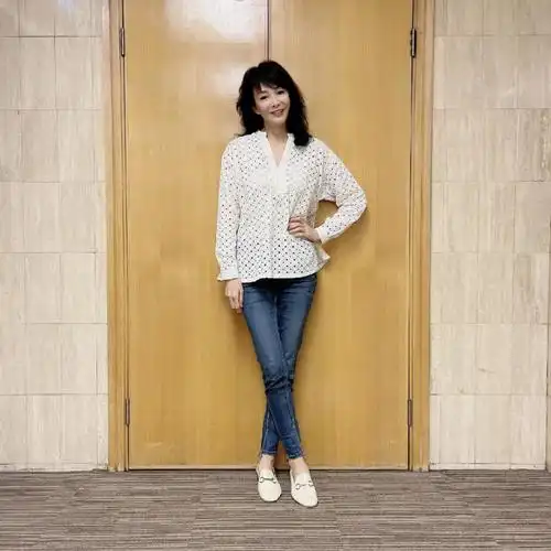 63岁的郑裕玲真不显老穿黑白色抹胸礼服时髦高级身材高挑纤瘦