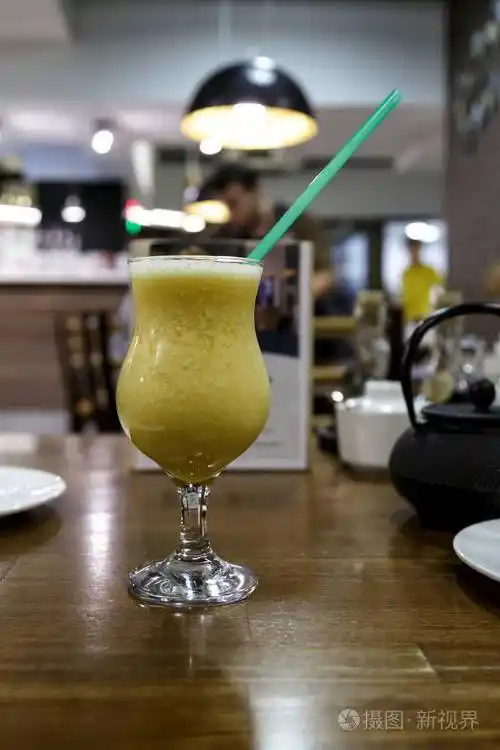 在玻璃桌上喝果汁