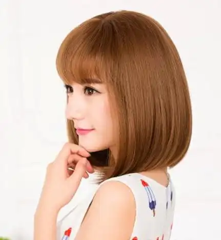 自然顺直的波波头短发简单干练,搭配上暖棕色染发显白又养眼,暖色系的