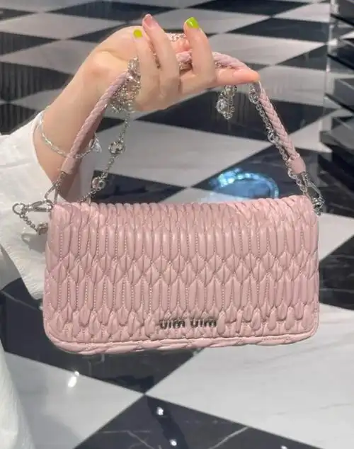 miumiu美得广撒网甘愿被她渣