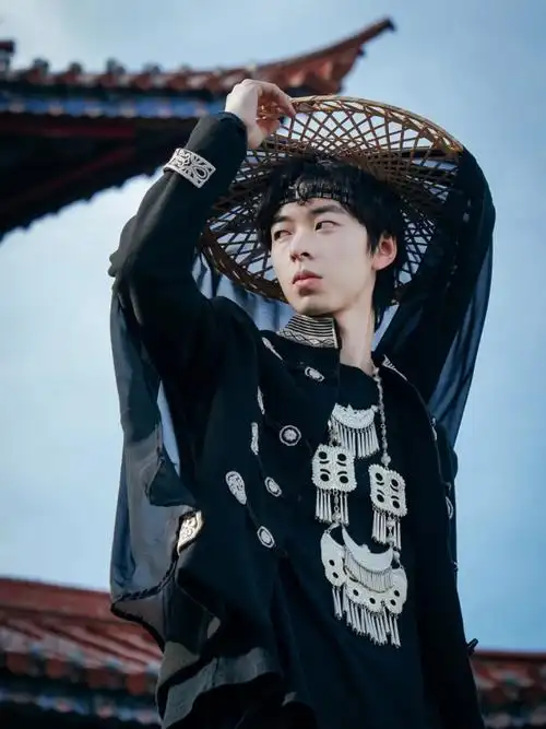 原来苗服也可以很帅大理古城男士苗族