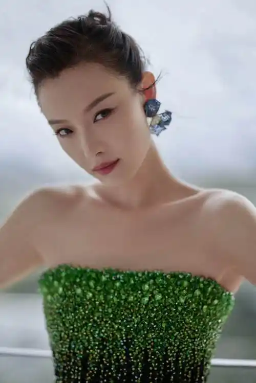 倪妮,1988年8月8日生于南京,毕业于中国传媒大学南广学院语言传播系