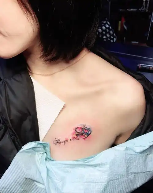 皇冠水墨花体英文纹身图片_胸部肩部水墨纹身图案