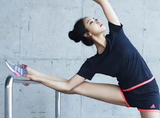 年纪大了,经常压腿,拉筋,真的对健康有益吗?看看骨科医生咋说