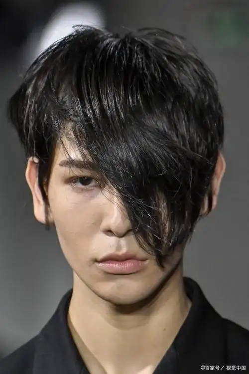 男生日系的慵懒中长发型有,无规则齐肩发,斜分齐肩发,半丸子头,丸子头