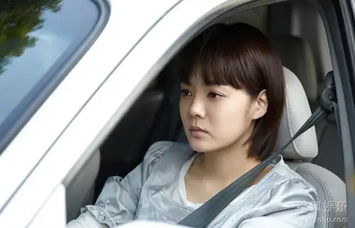 蔡琳首场车戏表情专注