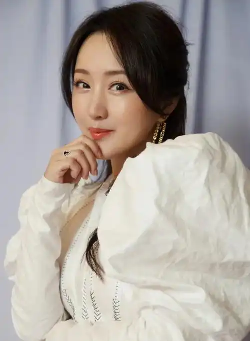 53岁杨钰莹商演近照曝光,身材暴露了真实年纪_岁月_广州_帽子