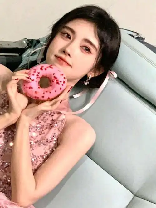 最近鞠婧祎在自己的社交平台上公布了一组自己的花絮照,只见她在照片