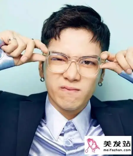 戴眼镜男生适合什么发型 选择这发型颜值暴涨零差评 - 男生用什么打理