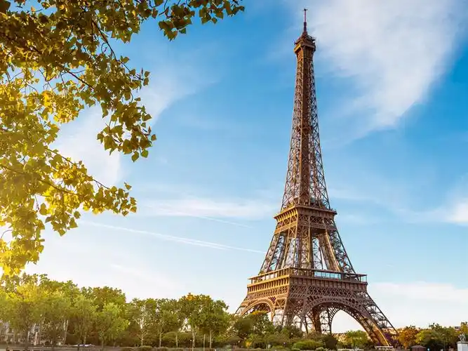 埃菲尔铁塔是用设计人的名字来命名的,如今成了巴黎标志性的建筑物