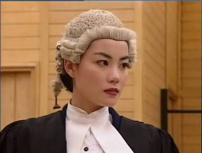 很多法官都只有一顶假发,从不更换;还有一种在长度过肩的假发只能在