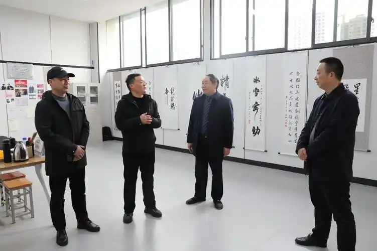 秦静一行得到了耀华中学董事长,总校长黄耀东先生的热情接待.