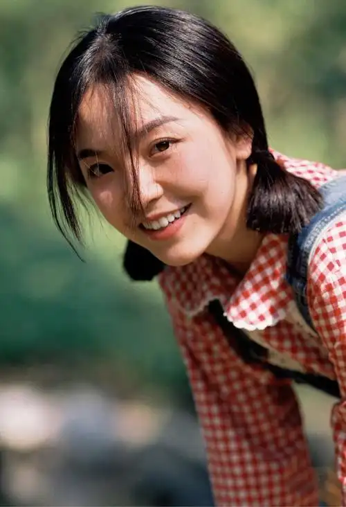 穿格子衬衫的调皮女孩