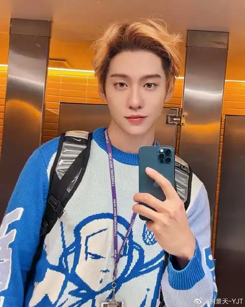 余景天微博营业晒自拍 穿蓝白毛衣帅气新发色吸睛