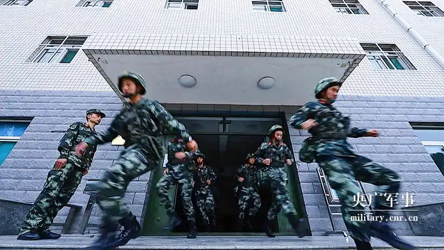 武警某部七支队组织跨区机动演练砺尖兵