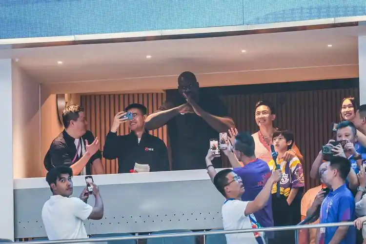 奥尼尔刘畊宏现身亚运女篮比赛观众席为女篮加油