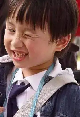 2岁演戏爆红成摇钱树,生父继母败光千万家产,如今14岁皮肤溃烂