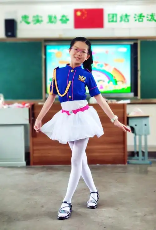 黄冰宜同学的现代舞蹈,律动性强,动态强烈,时不时还能翻几个跟头,展现