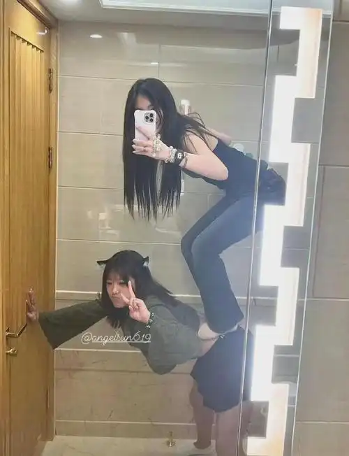 贾静雯女儿梧桐妹和闺蜜聚会都化着浓妆穿着成熟玩得非常开放