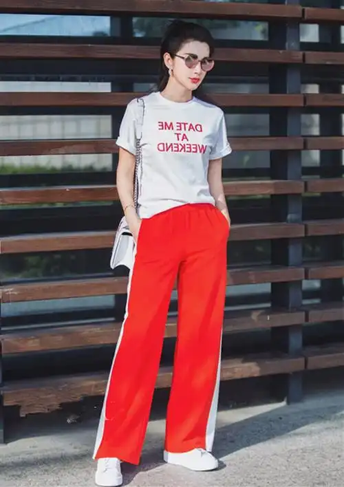 谁说白色配红色老土?这样穿靓丽又出众