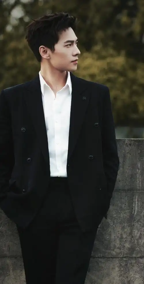 杨洋黑西装白衬衫