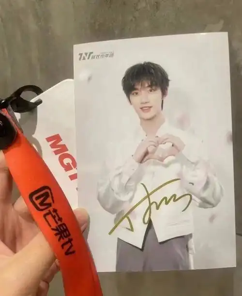 录制签台里人拿到的67顺丰到付#tnt时代少年团  #明星签名照  #向