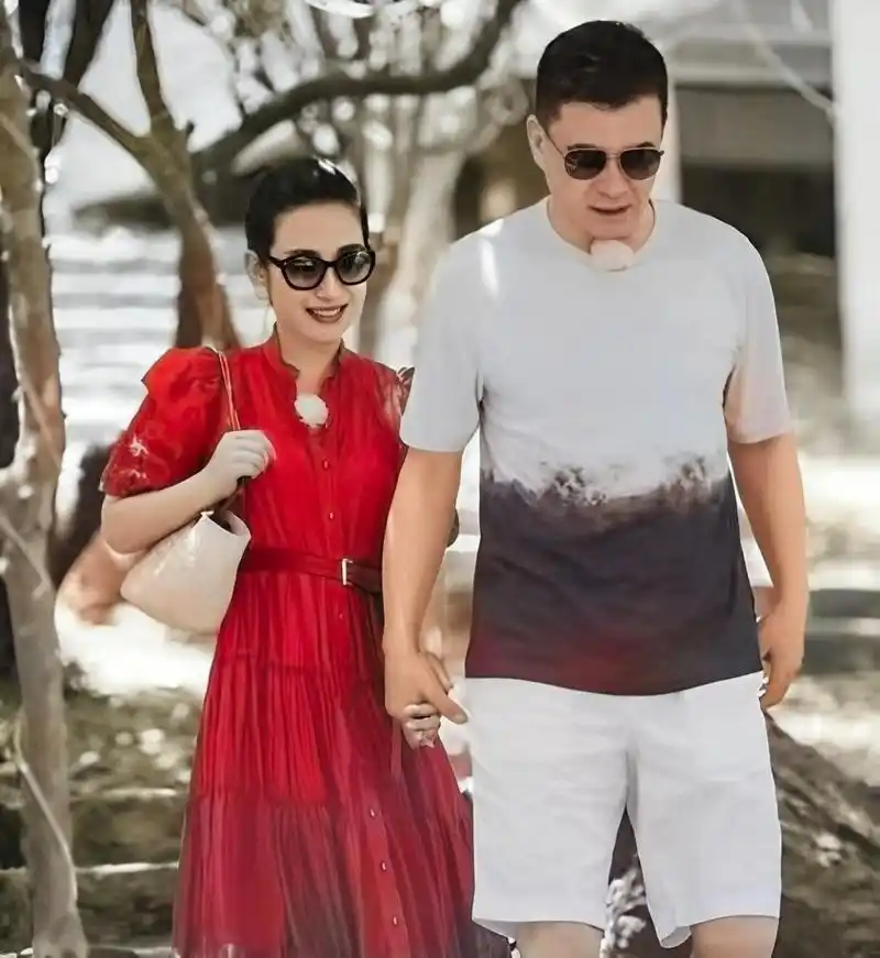 大 44岁的秦海璐穿着玫红的长袍,看起来和大学生一样年轻.