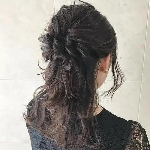 染了一些潮发色,会让整个发型更独特,简简单单的编发马尾发型,也不会